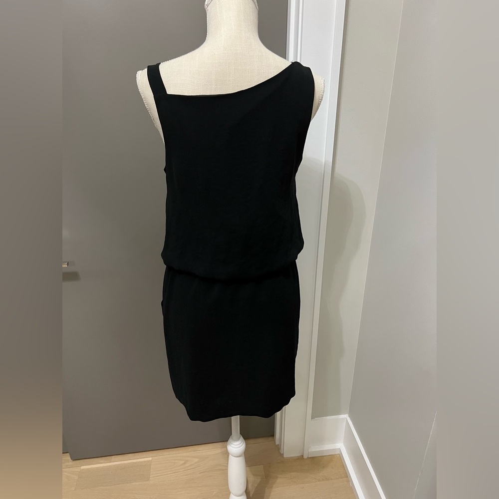 Theory dress for cocktail or business very flattering worn 2x. Size 6